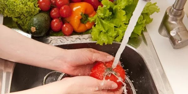 washing of vegetables at the sink